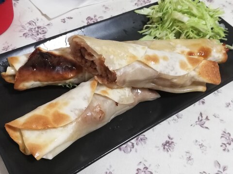 餃子の皮と作りおきそぼろで簡単♪ロールピザ